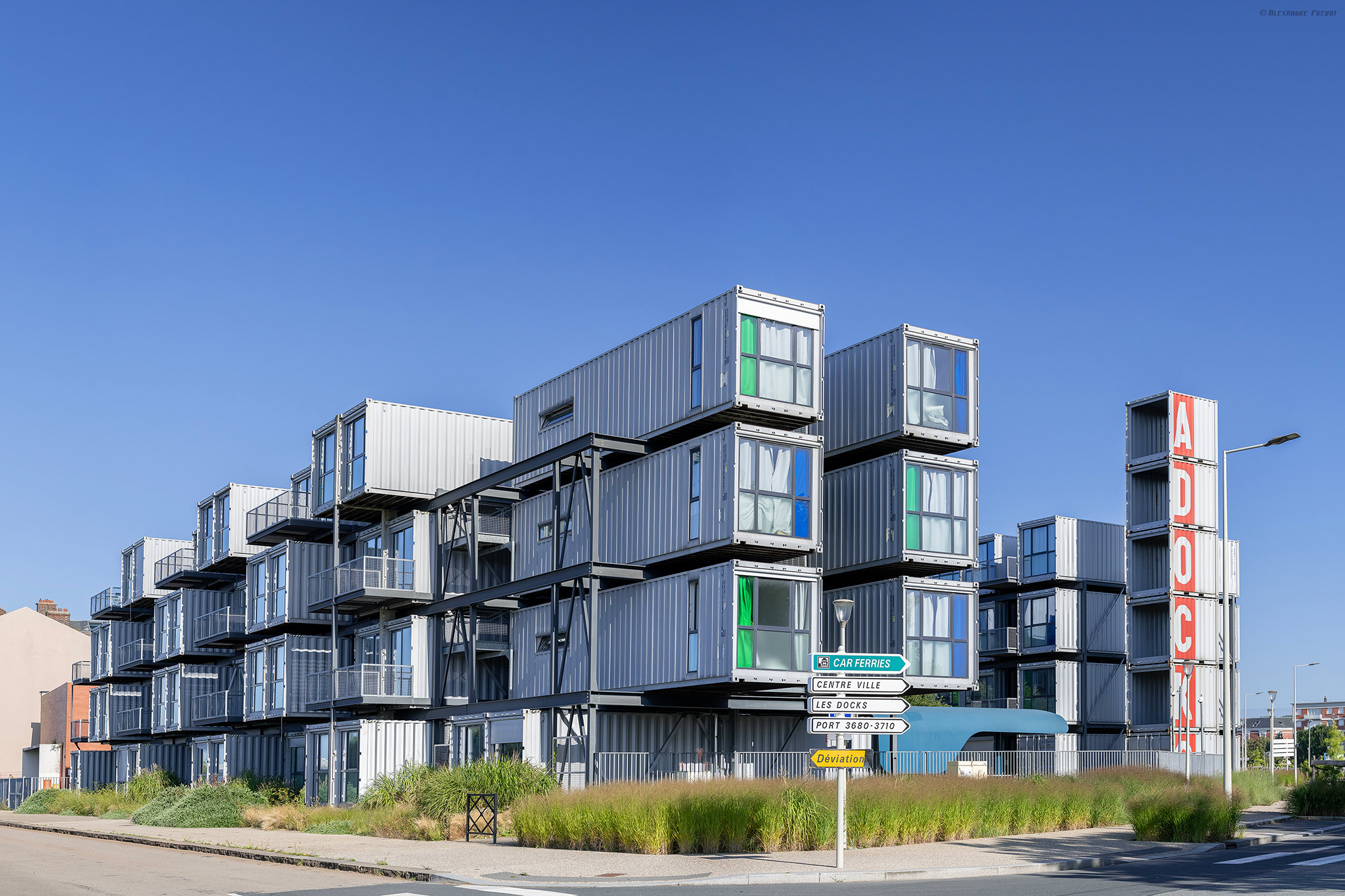 Résidence étudiante de 100 studios de 24 m² aménagés dans d'anciens conteneurs superposés, Le Havre